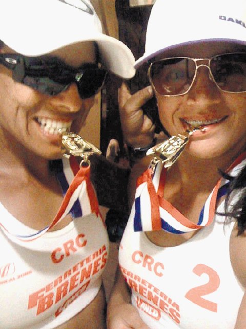  Ticas imponentes. Con sus dientes Ingrid Morales y Natalia Alfaro corroboraron que sus medallas eran de oro. AVPCR.