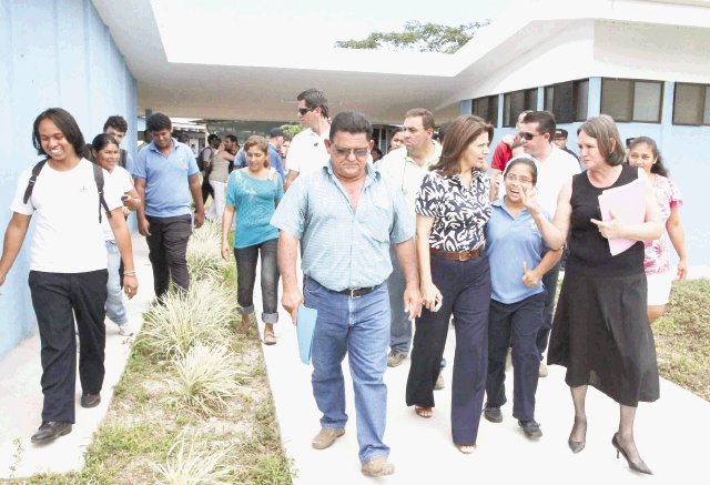  Chinchilla inició gira en Guanacaste. Presidenta visitó el Colegio de Bagaces. cortesía presidencia.
