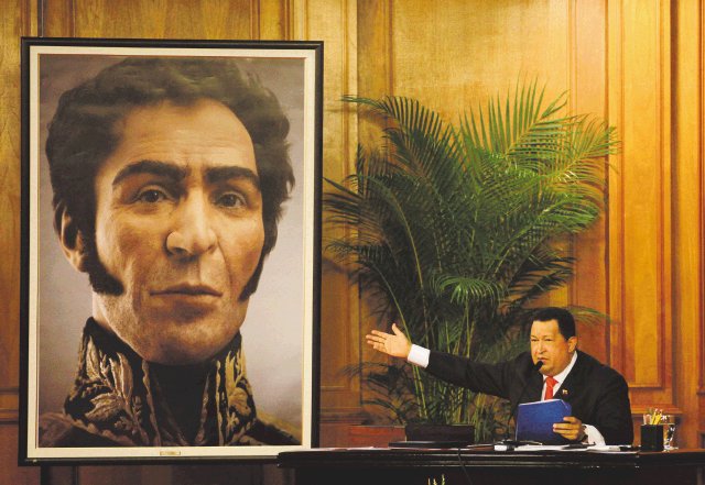 Chávez devela rostro de Bolívar. Imagen de Bolívar tiene 1 metro de largo. AP.