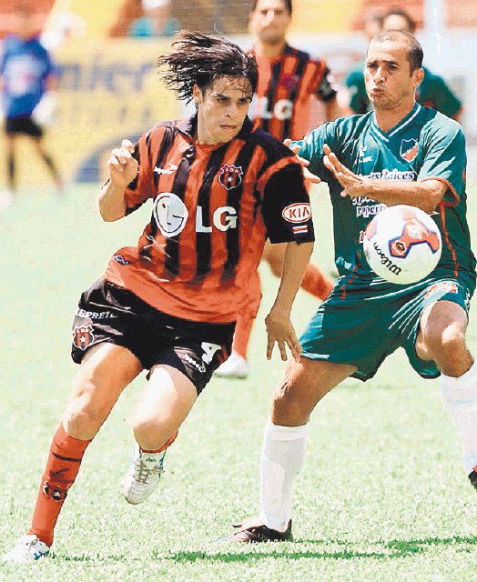  “Lula” Montero vetado en la Liga. Cristian Montero debutó en Primera División con Alajuelense, club con el que forjó buena parte de su carrera. Archivo.