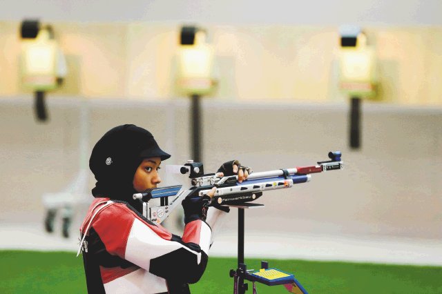  No faltarán mujeres. La tiradora de rifle Bahia al-Hamad es una de las tres representantes de Qatar, país que lleva mujeres por primera vez.AP