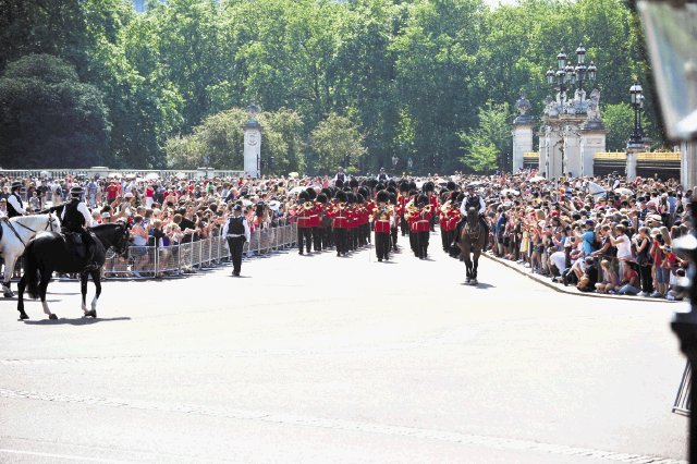 La maratón de la guardia. Donde ayer marcharon músicos y soldados pasará cuatro veces la maratón olímpica, frente al Palacio de Buckingham.Antonio Alfaro