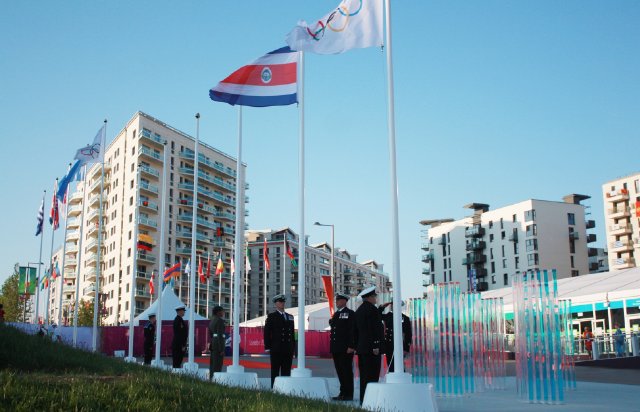 La bandera tica ya ondea en la Villa Olímpica. Foto: cortesía de Olman Mora, Comité Olímpico Nacional.