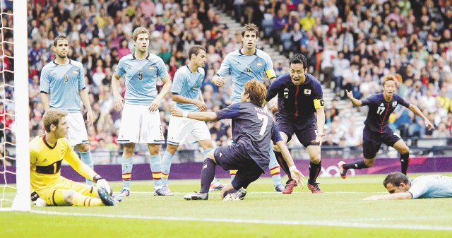  “Japón hizo un gran partido”. “Hay que seguir trabajando duro”, dijo Yuki Otsu, anotador del gol de Japón. Salió lesionado y al final del partido no paraba de llorar.AFP.