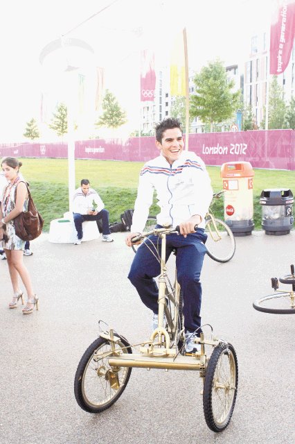  Andrey nunca se da por vencido. Andrey Amador estaba ayer de buen humor en la Villa Olímpica y hasta se montó en un triciclo, recordando sus tiempos de infancia.Olman Mora