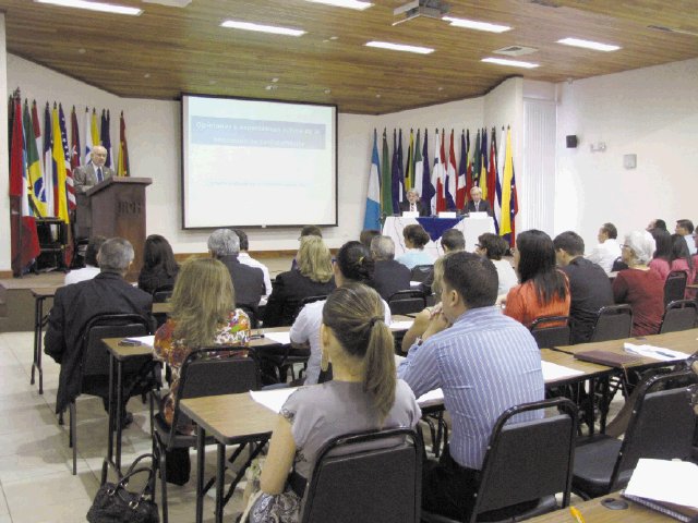  Educación tica recibe nota de 7 en encuesta. En la presentación de los resultados participaron miembros de colegios josefinos y autoridades académicas. Cristina Fallas.