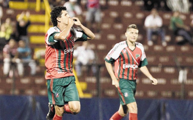  Agrio debut para Don Orlando. Eduardo Gómez anotó el empate para Carmelita.Jeffrey Arguedas.