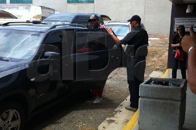 Estrellas de las NBA ya están en el país. Dennis Rodman al llegar al Juan Santamaría- Paulo Rodríguez.