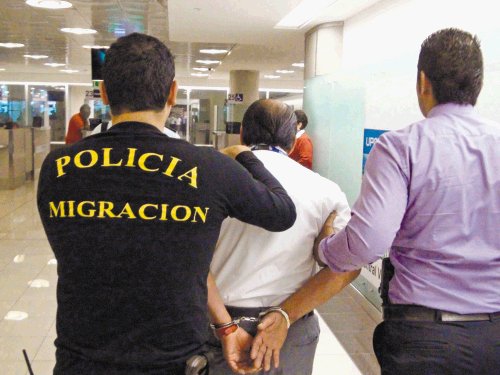 Cae oficial de migración por supuestos cobros en visas. Camacho fue el cuarto funcionario detenido este año. MSP.