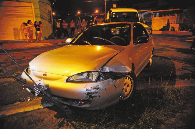 Huyó y chocó tres vehículos. El carro es un Hyundai Avante modelo 96. Mayela López.