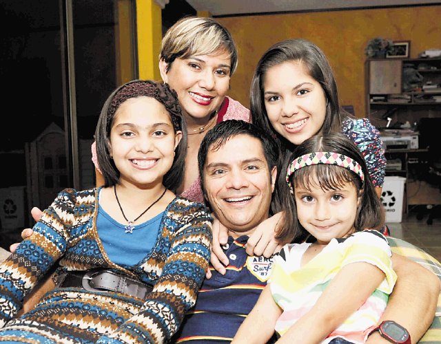 Yashin Quesada. Yashin Quesada con su esposa e hijas. Carlos Borbon.