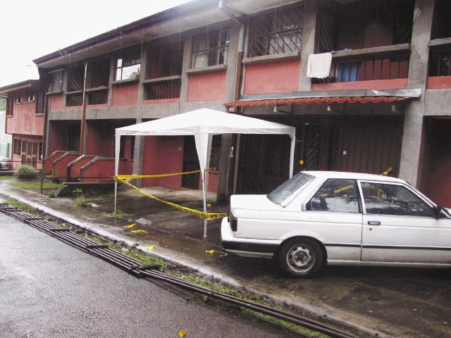  Tres homicidios en cinco horas. Policía custodió la casa asaltada en San Pedro. G.Vargas.