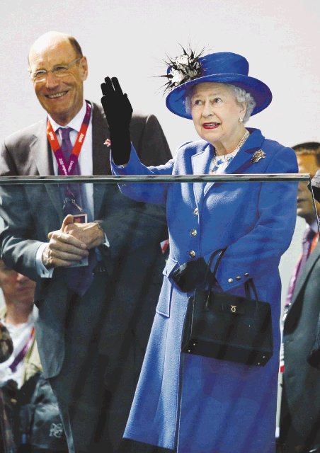  La Reina no se hizo la rogada. La reina Isabel II se robó el show en la inauguración.EFE.