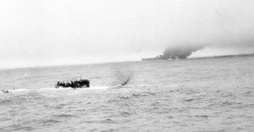 Submarino de la II Guerra Mundial. Imagen de la marina estadounidense que muestra al submarino alemán U-550 emergiendo en aguas del Atlántico luego de ser atacado por el USS Joyce, cerca del SS Pan Pensilvania, en llamas, el 16 de abril de 1944. EFE.