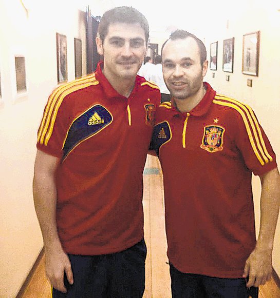 Iker Casillas y Andrés Iniesta ya no son tan amigos. Parece que la relación entre los españoles no es buena.