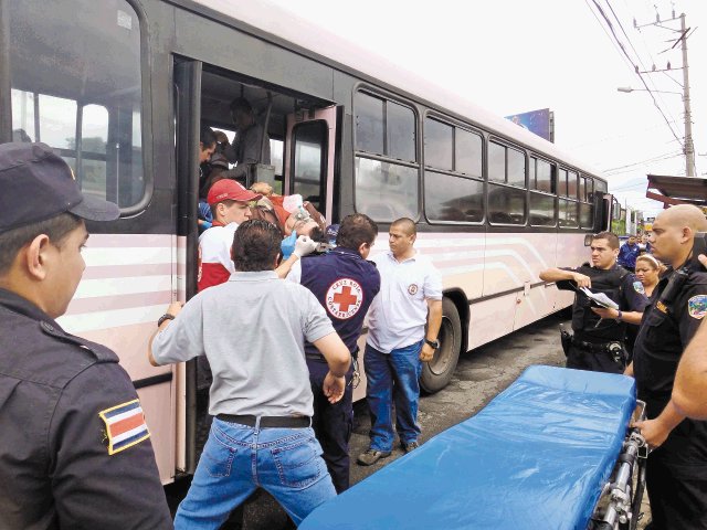  Balean a chofer de bus en Tibás al oponerse a asalto Conducía unidad por Cinco Esquinas