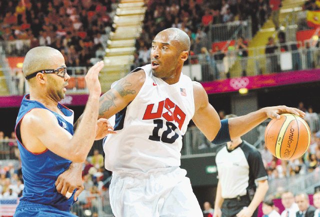  Show del “Dream Team”. El norteamericano Kobe Bryant y el francés Tony Parker en una accíón del juego que ganaron fácil los estadounidenses.AFP