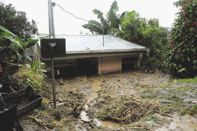 Mal clima deja 1.900 afectados. En Cachí, las crecidas de los ríos inundaron casas. En Urasca, 76 personas están en albergues. Fernando Gutiérrez.