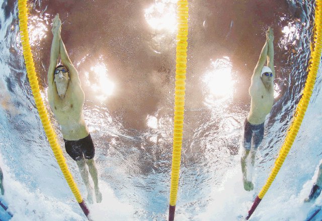 Gran consuelo de plata para el “Tiburón” Phelps. Phelps (izq.) se quedó con plata en el relevos 4x100. Fabien Gilot de Fracia se dejó el oro.AP.