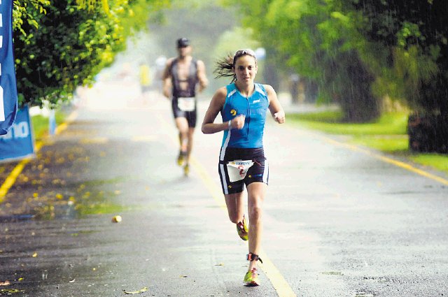 Alia Cardinale imparable en triatlón. Alia Cardinale impuso su paso bajo la lluvia.cORTESIA FEUTRI.
