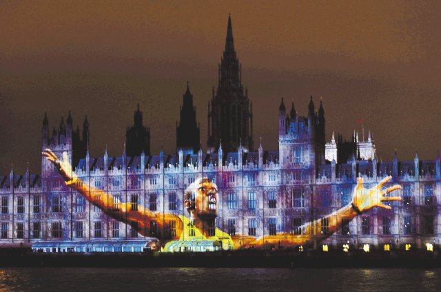 Favoritos no la pegan en estas Olimpiadas. Londres está a la expectativa de lo que haga Usain Bolt, cuya imagen adorna de noche la casa del Parlamento inglés.AFP.