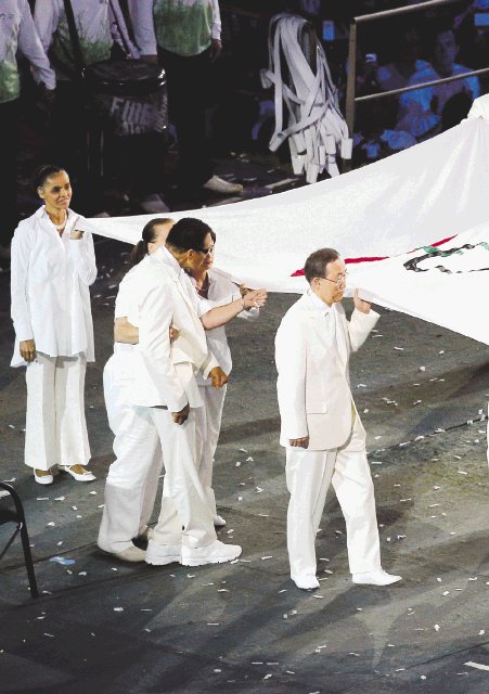  ¿Qué hace ella en el desfile?. Marina Silva (izq.) rival en los comicios de la presidenta, participó portando la bandera.AP.