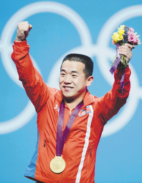  Este tipo es el “Sansón” del Olimpo. El norcoreano Yun Chol Om posó con su oro. EFE.