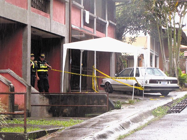  Muerto en asalto a vivienda tenía múltiples antecedentes. Tres ladrones huyeron con dos cajas fuertes que robaron de esta residencia. Gabriela Vargas.