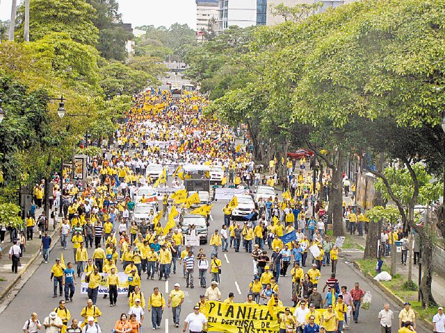  Sector eléctrico salió a la calle para protestar. Organizadores esperaban 10 mil asistentes. Cristina Fallas V.