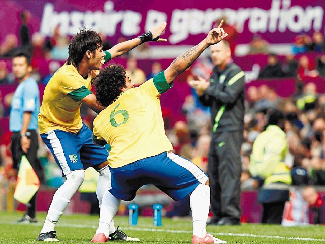  Neymar a lo Usain Bolt. Esta fue la celebración que hizo Neymar con Marcelo.Internet.