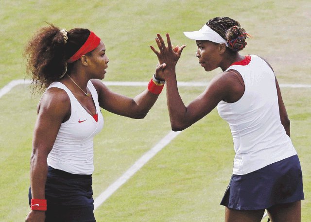  Las Williams con la raqueta caliente. Venus y Serena marchan a paso firme en la Olimpiada.AP.