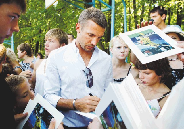  Ahora son políticos. Andriy Shevchenko brindó autógrafos durante la visita a la ciudad de Belaya Therkov, en Ucrania.EFE.