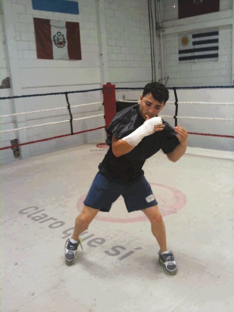  Sin remedio... enyesado. Bryan Vásquez, aún incapacitado, no deja de entrenar. Ayer cuando trabajaba en el gimnasio de Río Segundo de Alajuela.M.Vega.