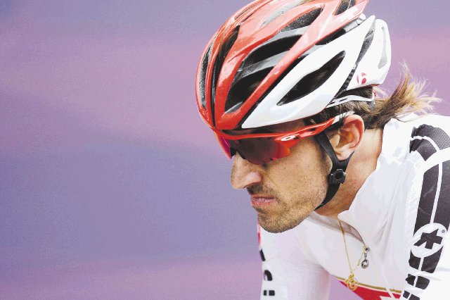  “Soy un tipo muy duro”. “El clavo creo que me salvó de romperme la clavícula otra vez, tras la caída en la competencia”, dijo el suizo Cancellara.EFE.