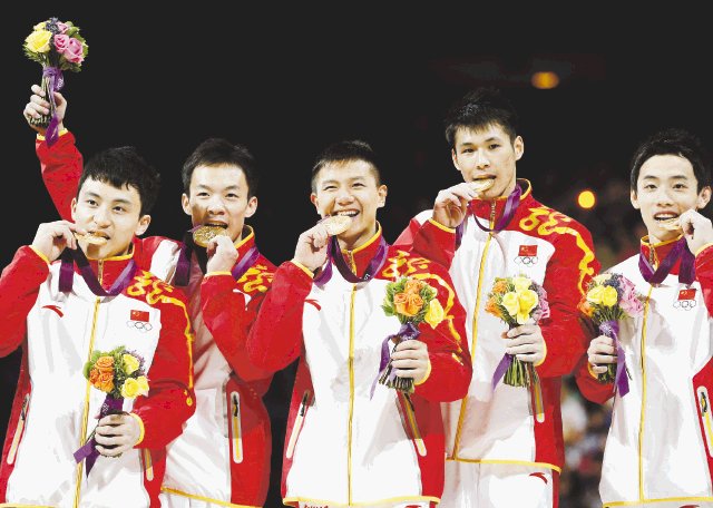  Tsunami chino sigue arrasando. China revalidó ayer el título olímpico en la competencia por equipos masculino del torneo de gimnasia artística.AP.