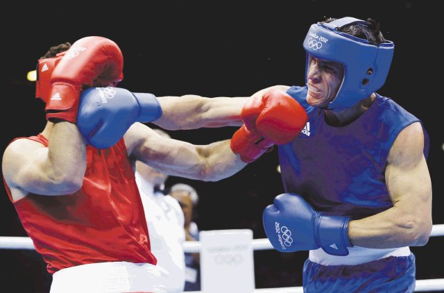 “Nica” avanza en box. Bravo (azul), pegó duro al montenegrino y ganó por decisión. AP.