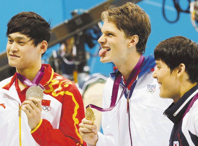 Bofetada de Yannick Agnel. Agnel (centro) es el primer francés que gana dos medallas de oro en unos mismos Juegos.EFE.