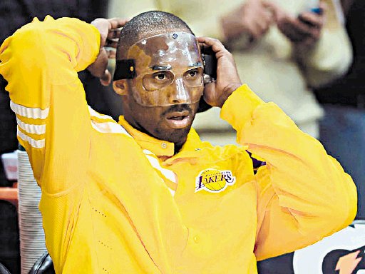  Subasta máscara. Kobe subastó su máscara por $65 mil.