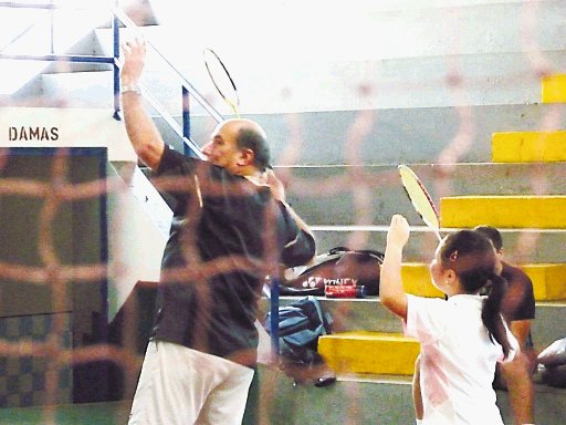  Badminton listo para ir a clases. Germán Valdez compartió con los niños sus conocimientos.