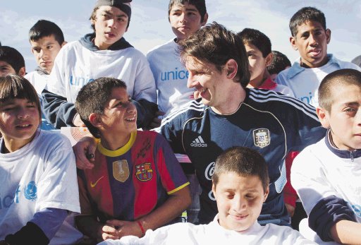  Messi buscará enamorar. Messi compartió ayer con niños, luego de la práctica y espera que esa sonrisa se repita hoy con los aficionados. AP.