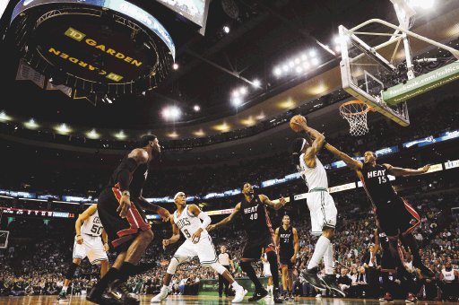  Boston apagó el fuego. Los Celtics aprovecharon la ventaja de jugar en casa.EFE