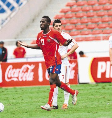  “Veo en Joel un "Medfillor"”. En la foto el “Pelícano” celebra su gol en Italia 90, mientras Joel enfrentó a España. Archivo.