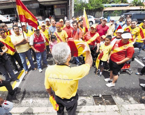  A gritos pidieron “fuera Sotela”. Jorge Villalobos (de espaldas) le pidió al resto de aficionados organizarse para hacer una manifestación mayor.Carlos Borbón.