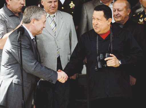  Chávez con fuerte medicina. Con el presidente de Bielorrusia, Alexander Lukashenko. AFP.