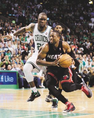  A frenar al Heat. Dwyane Wade espera tener hoy un buen día en Miami y así evitar que los Boston Celtics empaten la serie.AP.