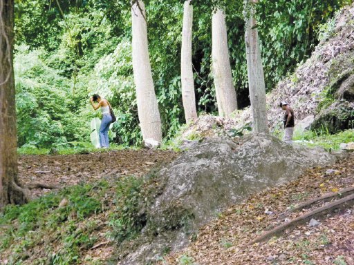  Indigentes alejan a turistas. Los indigentes acostumbran a demabular por zonas boscosas cercanas al centro de Quepos.Mario Guevara.