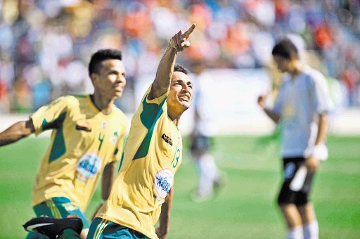  Siquirreña levanta la mano. Cardona y Serrano “Coco” convirtieron un gol cada uno, y ayudaron a sacar la ventaja mínima para el segundo juego.Marcela Bertozzi.