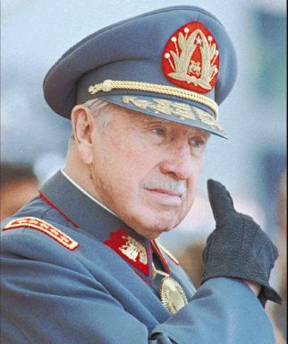 Quieren evitar homenaje. Pinochet polémico. 