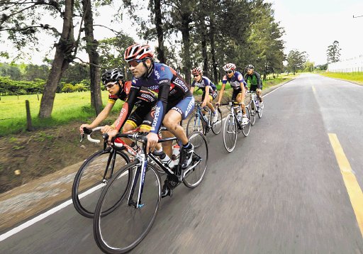  “Me veo en la  Vuelta”. La mejor medicina para Henry ha sido su bicicleta. Carlos Borbón.