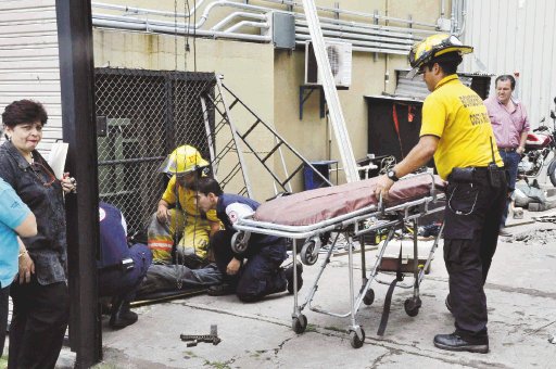 Trabajador herido al caer de escalera. El accidente ocurrió a las 11:25 a.m. Francisco Barrantes.